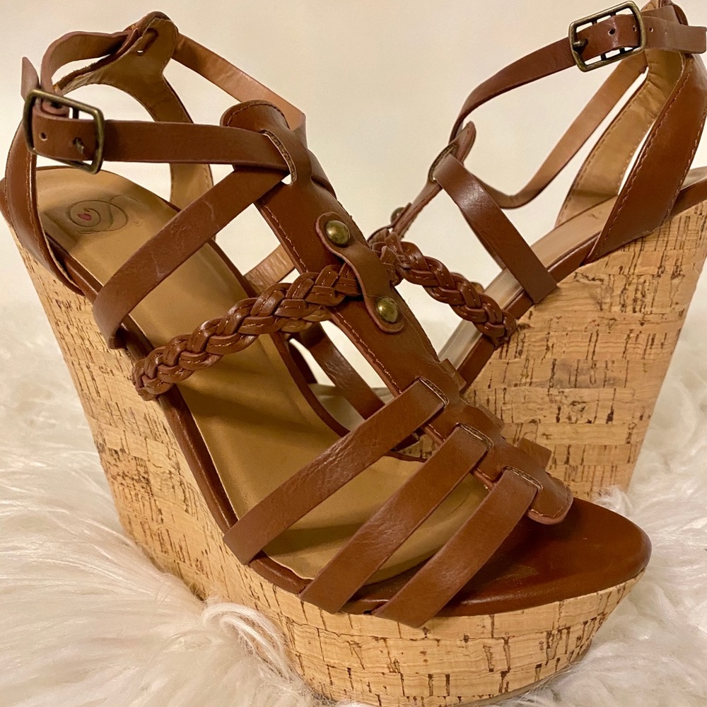 Beautiful 8 1/2 barley worn wedged sandal!